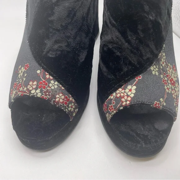 XOXO Velvet Platform Heels Black with Floral Pattern Women’s Size 7 - Picture 7 of 8